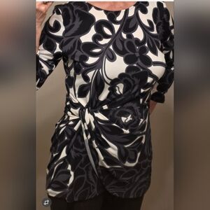 FRANK LYMAN Women's Black & White Floral, 3/4 sleeve Stretch Blouse